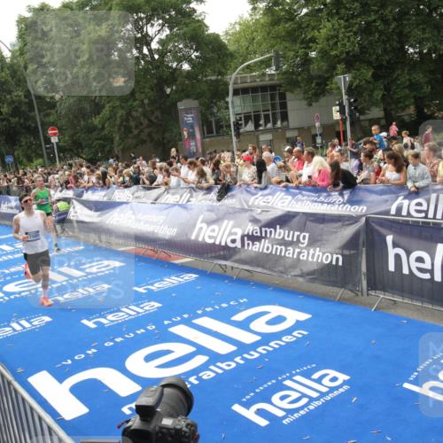 29.06.2025 - hella hamburg halbmarathon Michael Strokosch http://msf.ph/oto/8537802 29.06.2025 10:33:29 Ziel  meine-sportfotos.de