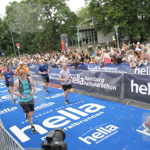 29.06.2025 - hella hamburg halbmarathon Michael Strokosch http://msf.ph/oto/8537803 29.06.2025 10:51:22 Ziel  meine-sportfotos.de