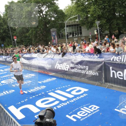 29.06.2025 - hella hamburg halbmarathon Michael Strokosch http://msf.ph/oto/8537804 29.06.2025 10:33:30 Ziel  meine-sportfotos.de