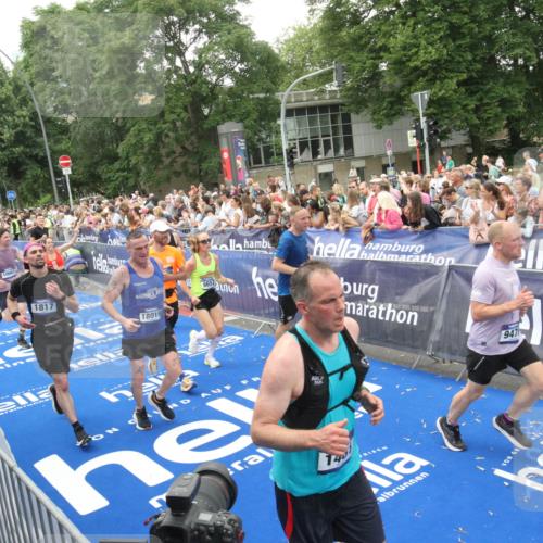 29.06.2025 - hella hamburg halbmarathon Michael Strokosch http://msf.ph/oto/8537807 29.06.2025 10:51:23 Ziel  meine-sportfotos.de