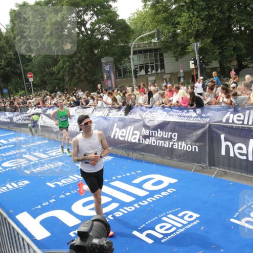 29.06.2025 - hella hamburg halbmarathon Michael Strokosch http://msf.ph/oto/8537808 29.06.2025 10:33:30 Ziel  meine-sportfotos.de