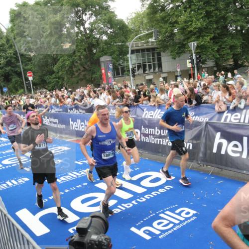 29.06.2025 - hella hamburg halbmarathon Michael Strokosch http://msf.ph/oto/8537809 29.06.2025 10:51:23 Ziel  meine-sportfotos.de