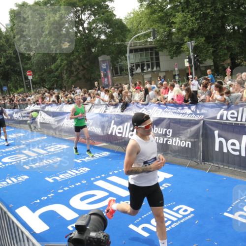 29.06.2025 - hella hamburg halbmarathon Michael Strokosch http://msf.ph/oto/8537810 29.06.2025 10:33:31 Ziel  meine-sportfotos.de
