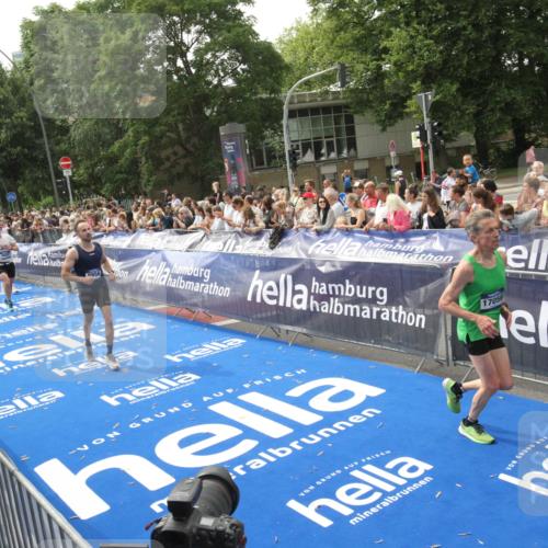 29.06.2025 - hella hamburg halbmarathon Michael Strokosch http://msf.ph/oto/8537816 29.06.2025 10:33:32 Ziel  meine-sportfotos.de