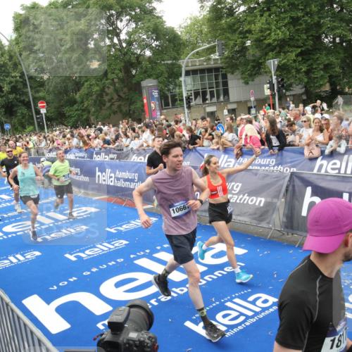 29.06.2025 - hella hamburg halbmarathon Michael Strokosch http://msf.ph/oto/8537817 29.06.2025 10:51:25 Ziel  meine-sportfotos.de