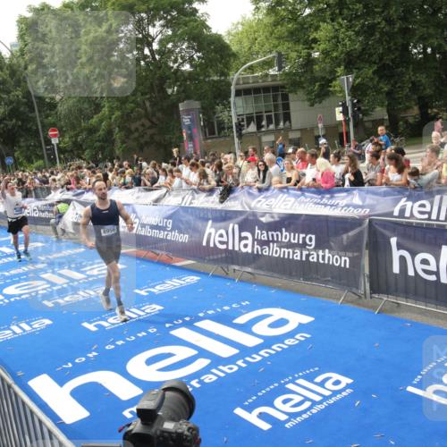 29.06.2025 - hella hamburg halbmarathon Michael Strokosch http://msf.ph/oto/8537818 29.06.2025 10:33:32 Ziel  meine-sportfotos.de
