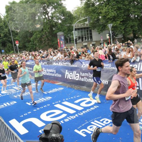 29.06.2025 - hella hamburg halbmarathon Michael Strokosch http://msf.ph/oto/8537819 29.06.2025 10:51:25 Ziel  meine-sportfotos.de