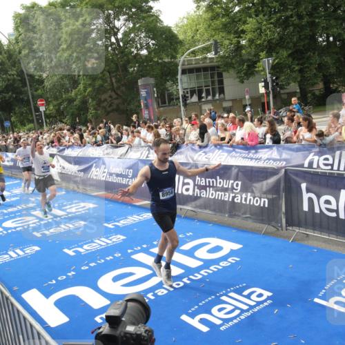 29.06.2025 - hella hamburg halbmarathon Michael Strokosch http://msf.ph/oto/8537822 29.06.2025 10:33:33 Ziel  meine-sportfotos.de