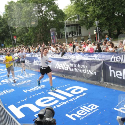 29.06.2025 - hella hamburg halbmarathon Michael Strokosch http://msf.ph/oto/8537824 29.06.2025 10:33:34 Ziel  meine-sportfotos.de