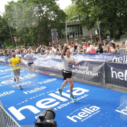 29.06.2025 - hella hamburg halbmarathon Michael Strokosch http://msf.ph/oto/8537825 29.06.2025 10:33:34 Ziel  meine-sportfotos.de
