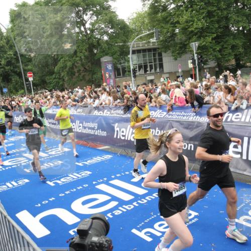 29.06.2025 - hella hamburg halbmarathon Michael Strokosch http://msf.ph/oto/8537830 29.06.2025 10:51:27 Ziel  meine-sportfotos.de