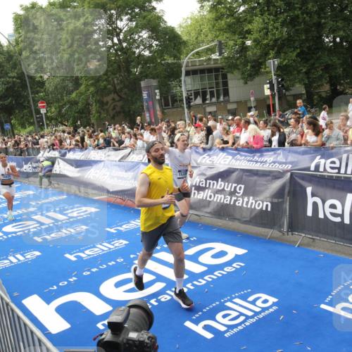 29.06.2025 - hella hamburg halbmarathon Michael Strokosch http://msf.ph/oto/8537831 29.06.2025 10:33:35 Ziel  meine-sportfotos.de