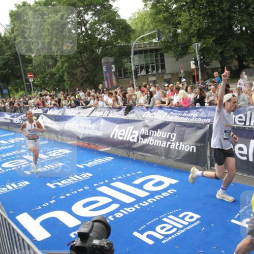 29.06.2025 - hella hamburg halbmarathon Michael Strokosch http://msf.ph/oto/8537835 29.06.2025 10:33:36 Ziel  meine-sportfotos.de