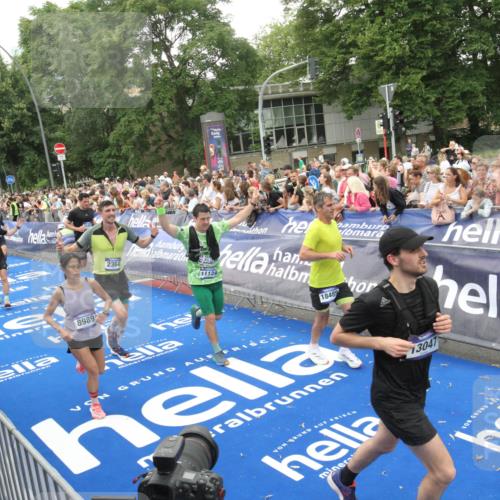 29.06.2025 - hella hamburg halbmarathon Michael Strokosch http://msf.ph/oto/8537836 29.06.2025 10:51:28 Ziel  meine-sportfotos.de