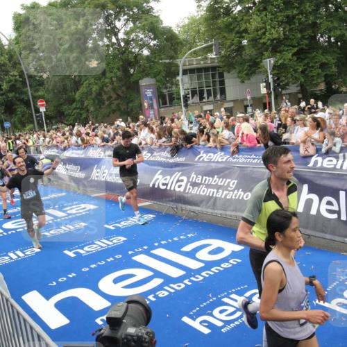 29.06.2025 - hella hamburg halbmarathon Michael Strokosch http://msf.ph/oto/8537839 29.06.2025 10:51:30 Ziel  meine-sportfotos.de