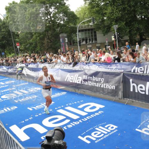 29.06.2025 - hella hamburg halbmarathon Michael Strokosch http://msf.ph/oto/8537840 29.06.2025 10:33:36 Ziel  meine-sportfotos.de