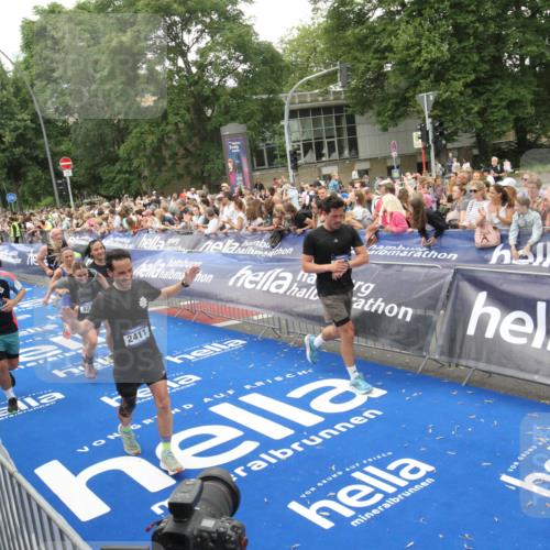 29.06.2025 - hella hamburg halbmarathon Michael Strokosch http://msf.ph/oto/8537841 29.06.2025 10:51:30 Ziel  meine-sportfotos.de