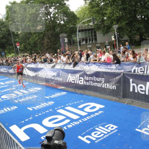 29.06.2025 - hella hamburg halbmarathon Michael Strokosch http://msf.ph/oto/8537849 29.06.2025 10:33:38 Ziel  meine-sportfotos.de