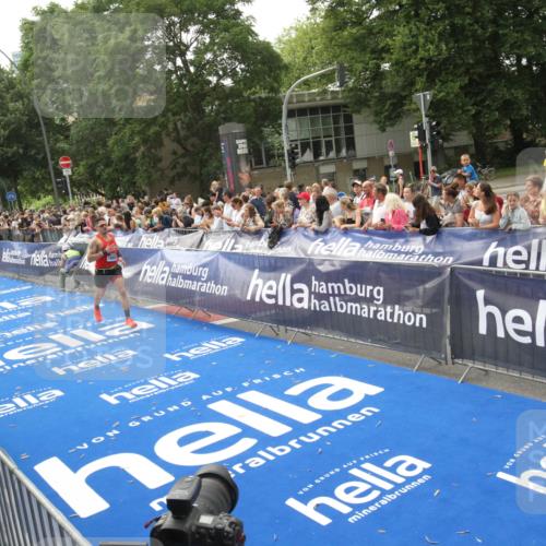 29.06.2025 - hella hamburg halbmarathon Michael Strokosch http://msf.ph/oto/8537851 29.06.2025 10:33:39 Ziel  meine-sportfotos.de