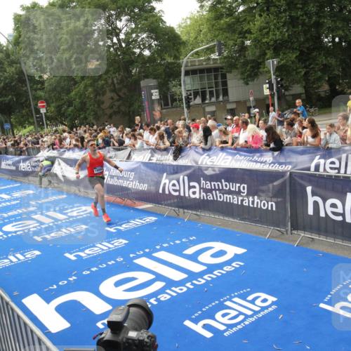 29.06.2025 - hella hamburg halbmarathon Michael Strokosch http://msf.ph/oto/8537853 29.06.2025 10:33:39 Ziel  meine-sportfotos.de