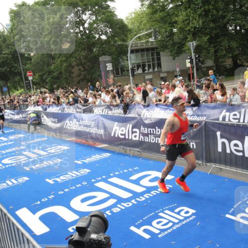 29.06.2025 - hella hamburg halbmarathon Michael Strokosch http://msf.ph/oto/8537859 29.06.2025 10:33:40 Ziel  meine-sportfotos.de
