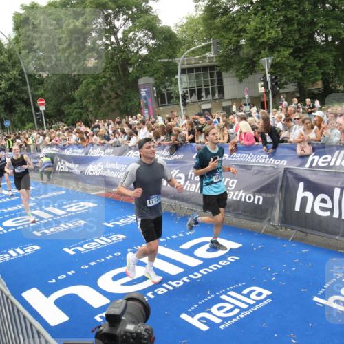 29.06.2025 - hella hamburg halbmarathon Michael Strokosch http://msf.ph/oto/8537860 29.06.2025 10:51:34 Ziel  meine-sportfotos.de