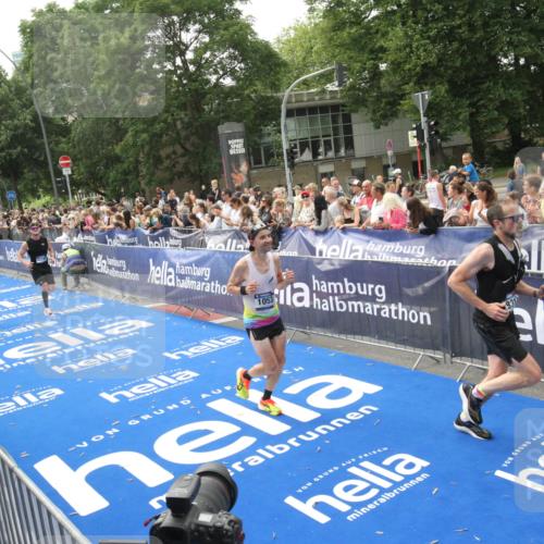 29.06.2025 - hella hamburg halbmarathon Michael Strokosch http://msf.ph/oto/8537870 29.06.2025 10:33:43 Ziel  meine-sportfotos.de