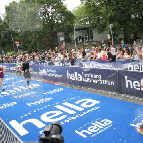 29.06.2025 - hella hamburg halbmarathon Michael Strokosch http://msf.ph/oto/8537874 29.06.2025 10:33:43 Ziel  meine-sportfotos.de