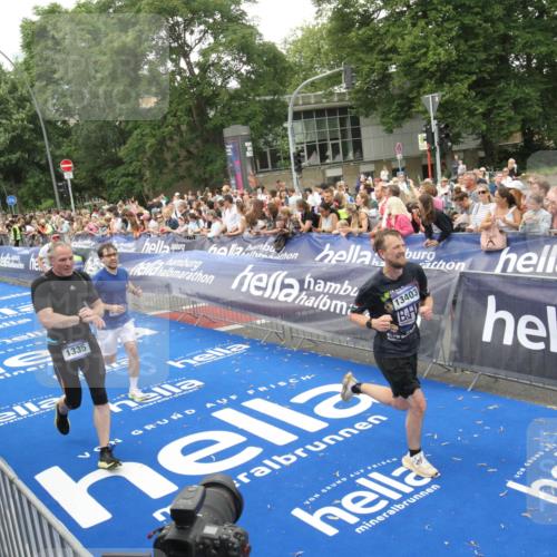 29.06.2025 - hella hamburg halbmarathon Michael Strokosch http://msf.ph/oto/8537875 29.06.2025 10:51:37 Ziel  meine-sportfotos.de