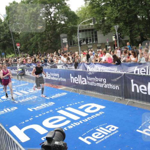 29.06.2025 - hella hamburg halbmarathon Michael Strokosch http://msf.ph/oto/8537876 29.06.2025 10:33:44 Ziel  meine-sportfotos.de