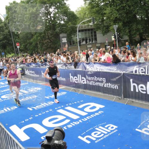 29.06.2025 - hella hamburg halbmarathon Michael Strokosch http://msf.ph/oto/8537878 29.06.2025 10:33:44 Ziel  meine-sportfotos.de