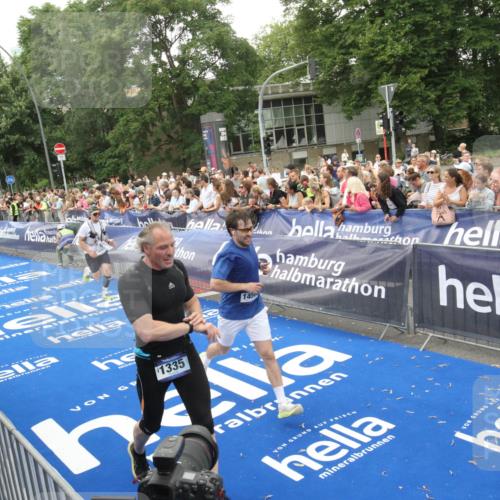 29.06.2025 - hella hamburg halbmarathon Michael Strokosch http://msf.ph/oto/8537879 29.06.2025 10:51:38 Ziel  meine-sportfotos.de