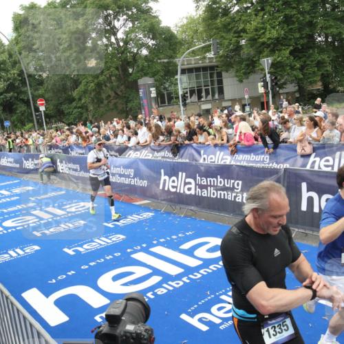 29.06.2025 - hella hamburg halbmarathon Michael Strokosch http://msf.ph/oto/8537881 29.06.2025 10:51:38 Ziel  meine-sportfotos.de