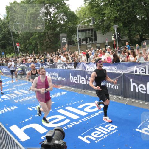 29.06.2025 - hella hamburg halbmarathon Michael Strokosch http://msf.ph/oto/8537882 29.06.2025 10:33:45 Ziel  meine-sportfotos.de