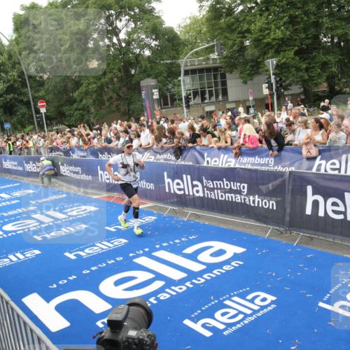29.06.2025 - hella hamburg halbmarathon Michael Strokosch http://msf.ph/oto/8537883 29.06.2025 10:51:38 Ziel  meine-sportfotos.de