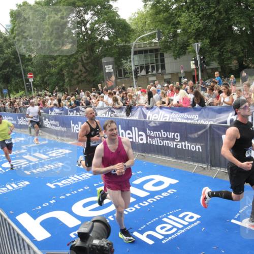 29.06.2025 - hella hamburg halbmarathon Michael Strokosch http://msf.ph/oto/8537884 29.06.2025 10:33:45 Ziel  meine-sportfotos.de