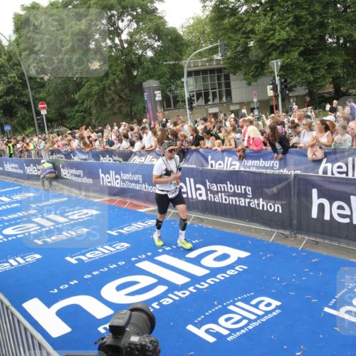 29.06.2025 - hella hamburg halbmarathon Michael Strokosch http://msf.ph/oto/8537885 29.06.2025 10:51:39 Ziel  meine-sportfotos.de