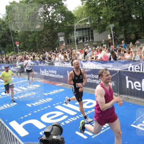 29.06.2025 - hella hamburg halbmarathon Michael Strokosch http://msf.ph/oto/8537886 29.06.2025 10:33:45 Ziel  meine-sportfotos.de