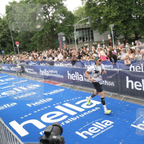 29.06.2025 - hella hamburg halbmarathon Michael Strokosch http://msf.ph/oto/8537887 29.06.2025 10:51:39 Ziel  meine-sportfotos.de