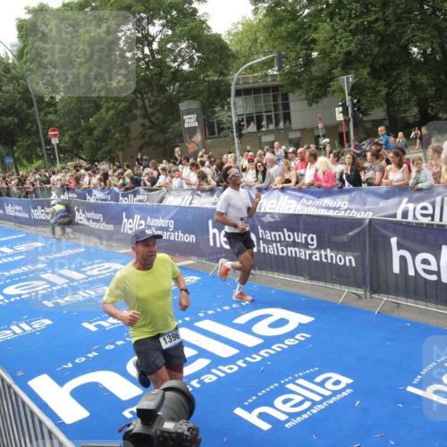 29.06.2025 - hella hamburg halbmarathon Michael Strokosch http://msf.ph/oto/8537892 29.06.2025 10:33:46 Ziel  meine-sportfotos.de