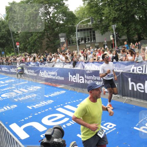 29.06.2025 - hella hamburg halbmarathon Michael Strokosch http://msf.ph/oto/8537894 29.06.2025 10:33:47 Ziel  meine-sportfotos.de