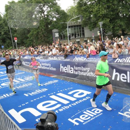 29.06.2025 - hella hamburg halbmarathon Michael Strokosch http://msf.ph/oto/8537895 29.06.2025 10:51:43 Ziel  meine-sportfotos.de