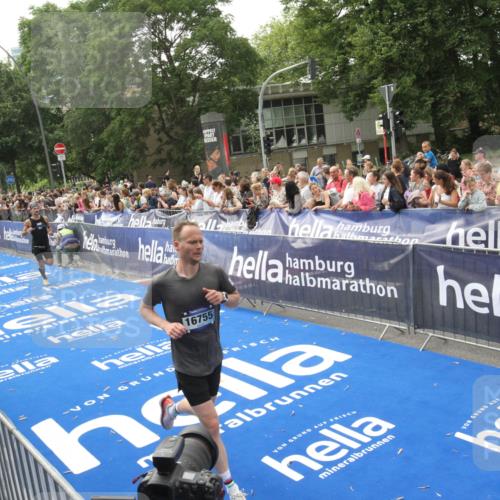 29.06.2025 - hella hamburg halbmarathon Michael Strokosch http://msf.ph/oto/8537904 29.06.2025 10:33:49 Ziel  meine-sportfotos.de