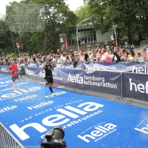 29.06.2025 - hella hamburg halbmarathon Michael Strokosch http://msf.ph/oto/8537906 29.06.2025 10:33:51 Ziel  meine-sportfotos.de