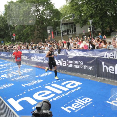 29.06.2025 - hella hamburg halbmarathon Michael Strokosch http://msf.ph/oto/8537907 29.06.2025 10:33:51 Ziel  meine-sportfotos.de
