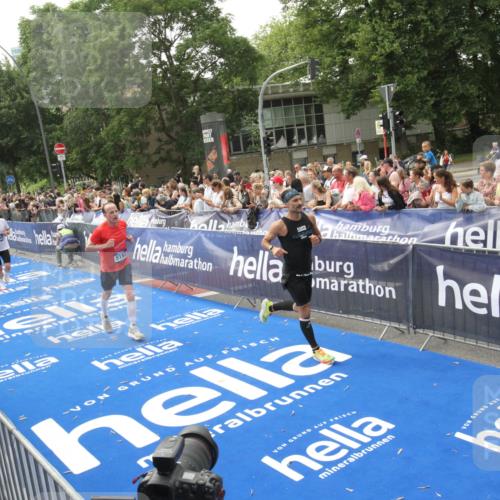 29.06.2025 - hella hamburg halbmarathon Michael Strokosch http://msf.ph/oto/8537909 29.06.2025 10:33:51 Ziel  meine-sportfotos.de