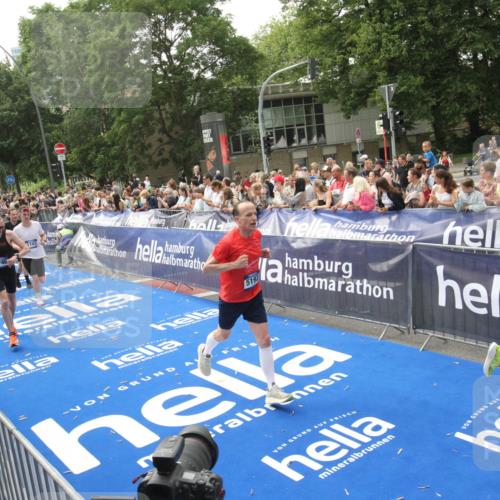 29.06.2025 - hella hamburg halbmarathon Michael Strokosch http://msf.ph/oto/8537913 29.06.2025 10:33:52 Ziel  meine-sportfotos.de