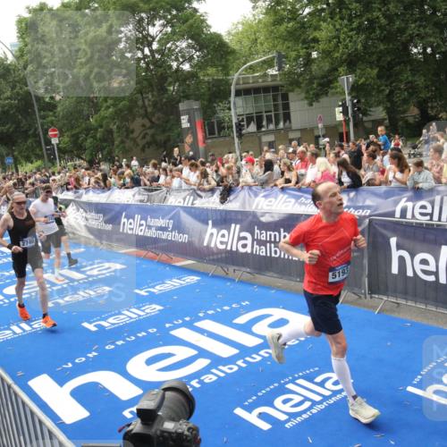 29.06.2025 - hella hamburg halbmarathon Michael Strokosch http://msf.ph/oto/8537915 29.06.2025 10:33:52 Ziel  meine-sportfotos.de