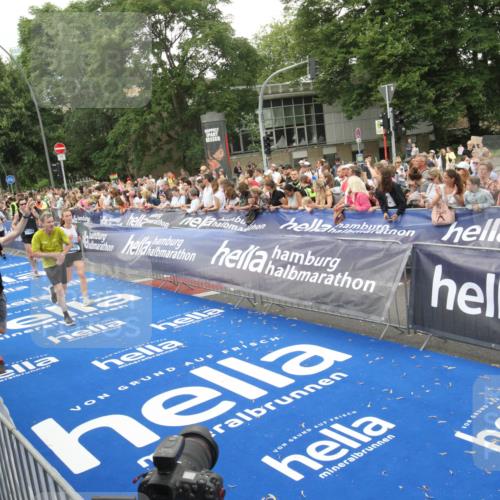 29.06.2025 - hella hamburg halbmarathon Michael Strokosch http://msf.ph/oto/8537924 29.06.2025 10:51:48 Ziel  meine-sportfotos.de
