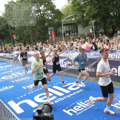 29.06.2025 - hella hamburg halbmarathon Michael Strokosch http://msf.ph/oto/8537926 29.06.2025 10:33:55 Ziel  meine-sportfotos.de